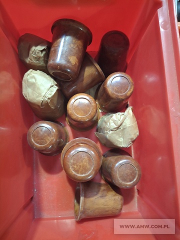 Części zamienne i akcesoria do pojazdów ZIŁ 130 - pakiet zawierający 154 poz. asort. (wg oddzielnego wykazu), w tym m.in.: przekładnie boczne, pompy wody, komplety remontowe silnika, bębny hamulca itp. 